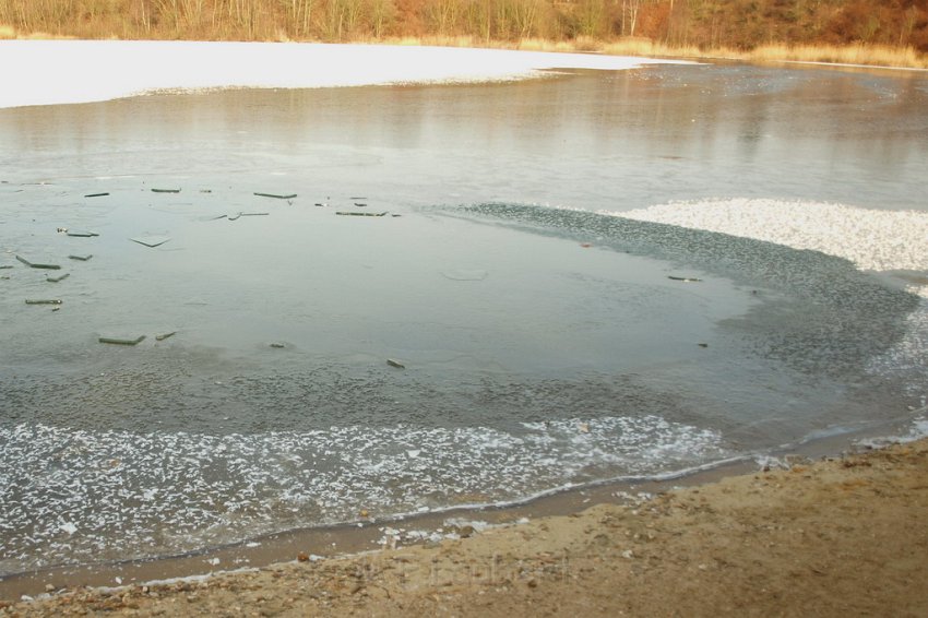 Hund und Frauchen im Eis eingebrochen Koeln Dellbrueck Hoehenfelder See P41.JPG